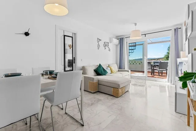Wohnzimmer; tageslicht, fliesenboden, moderner stil, blick