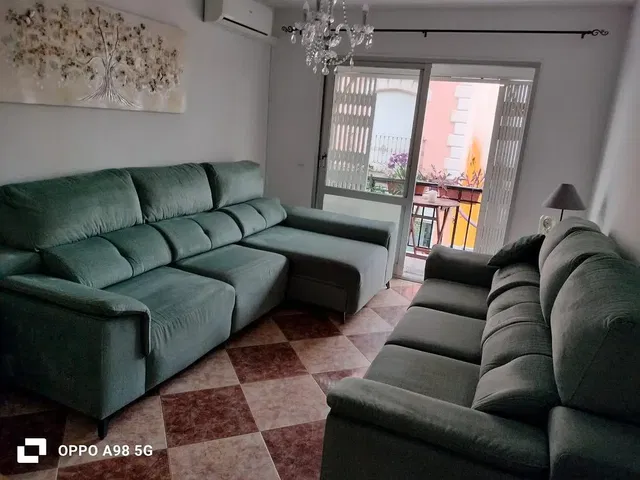 Soggiorno; pavimento in piastrelle, luce naturale, stile moderno