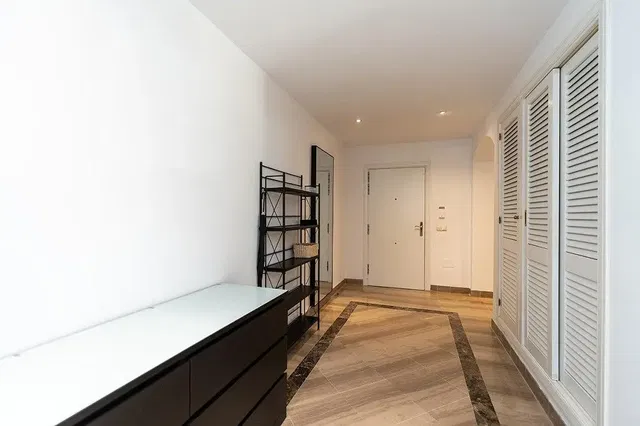 Guardaroba; pavimento in piastrelle, luce naturale