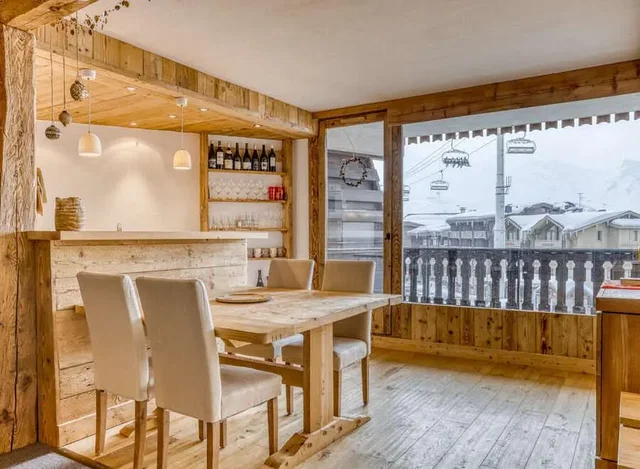 Comedor; vigas de madera, suelo de madera, estilo rústico, vista