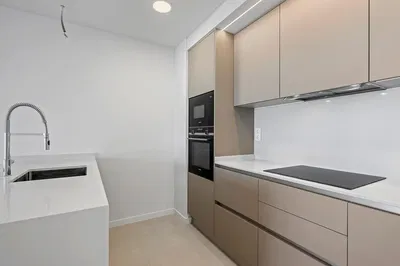 Küche; küchengeräte, renoviert, fliesenboden, tageslicht, moderner stil