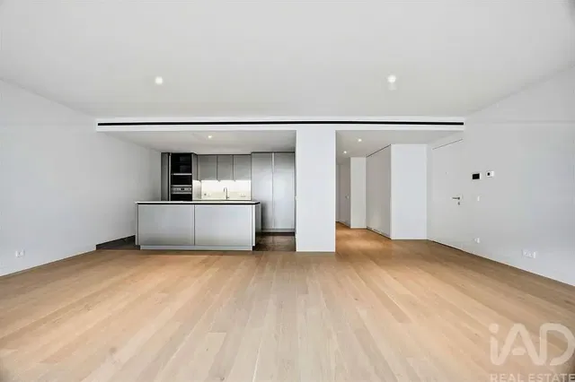 Salón; suelo de madera, luz natural, renovado