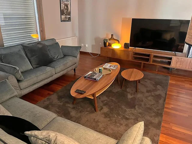 Salon; styl nowoczesny, podłoga drewniana, światło dzienne