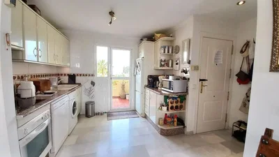 Mutfak; mutfak aletleri, fayans zemin, doğal ışık