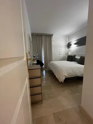 Ložnice; přirozené světlo, dlažba