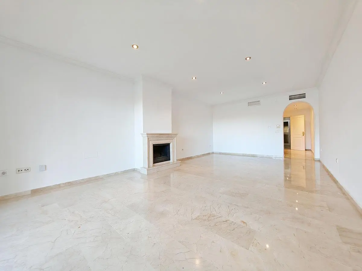 Wohnzimmer; kamin, fliesenboden, tageslicht