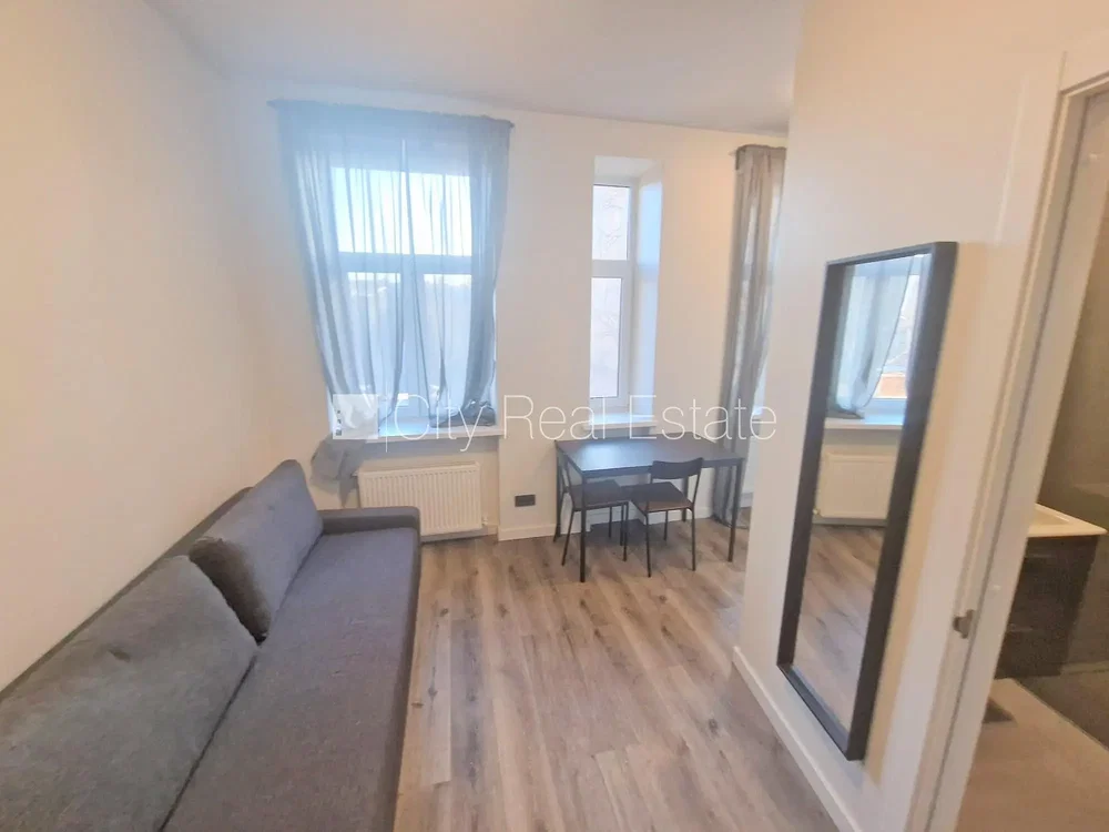 Obývací pokoj; dřevěná podlaha, přirozené světlo, moderní styl