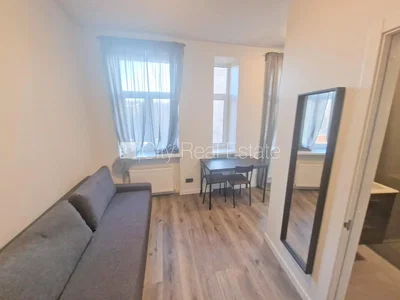 Obývací pokoj; dřevěná podlaha, přirozené světlo, moderní styl