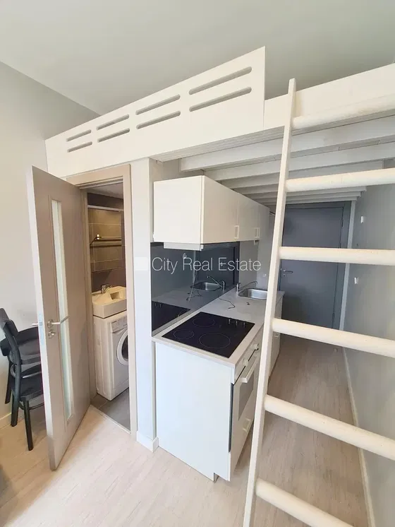 Cucina; elettrodomestici, pavimento in piastrelle