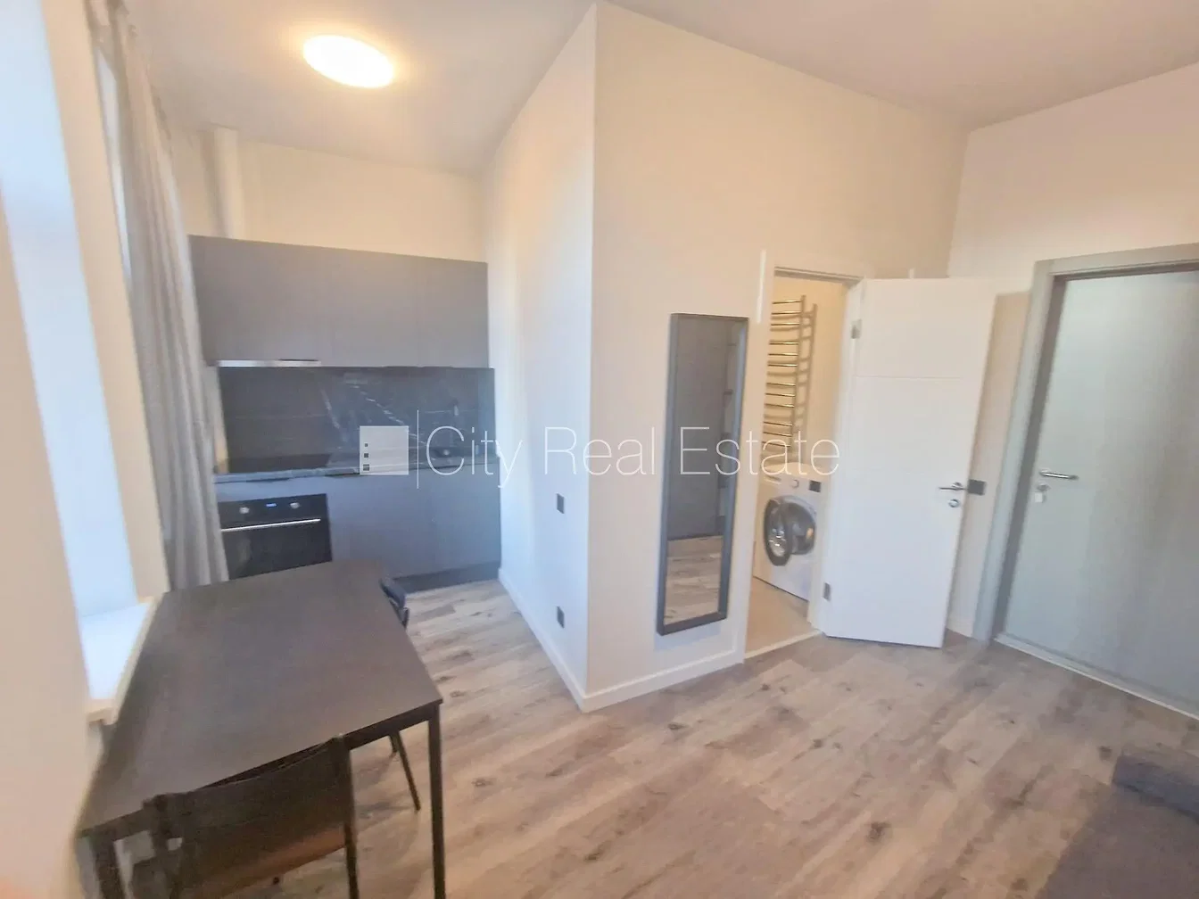 Kuchyně; kuchyňské spotřebiče, dřevěná podlaha, přirozené světlo, po rekonstrukci