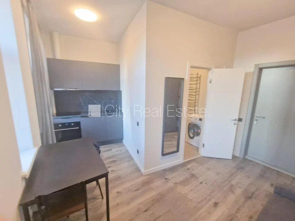 Kuchyně; kuchyňské spotřebiče, dřevěná podlaha, přirozené světlo, po rekonstrukci