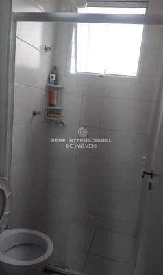 Salle de bain; carrelage, lumière naturelle, nécessite rénovation