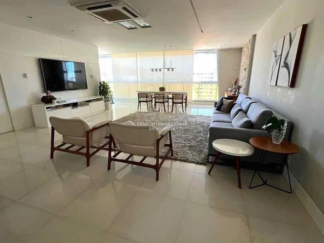Sala de estar; chão de azulejo, luz natural, estilo moderno