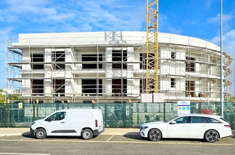 Къща и околности; нуждае се от ремонт