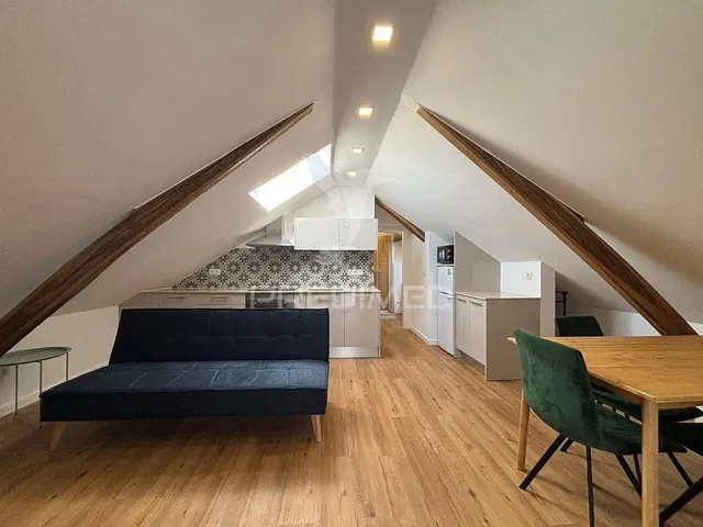 Cocina; suelo de madera, luz natural