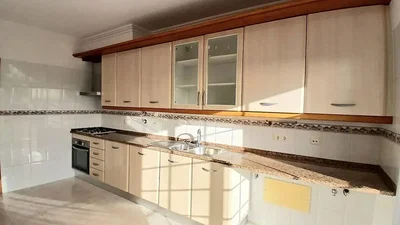 Cuisine; électroménager, carrelage, lumière naturelle