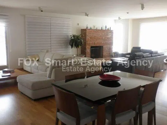 Wohnzimmer; kamin, holzboden, tageslicht