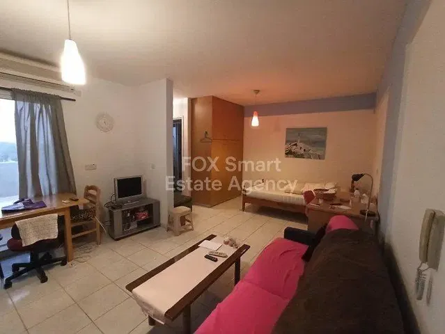 Obývačka; prirodzené svetlo, dlažba