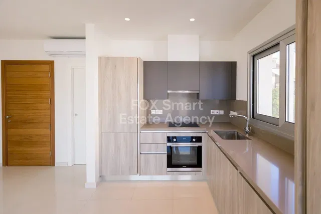 Kuchyňa; kuchynské spotrebiče, po rekonštrukcii, prirodzené svetlo, moderný štýl