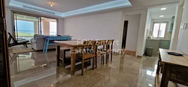 Soggiorno; vista, pavimento in piastrelle, luce naturale