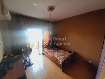 غرفة نوم; ضوء طبيعي, أرضية من البلاط