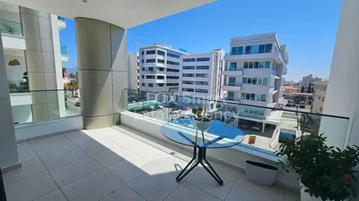 شرفة; إطلالة, أرضية من البلاط, ضوء طبيعي