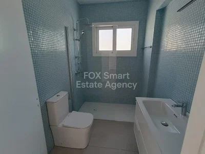 Badezimmer; fliesenboden, tageslicht, renoviert