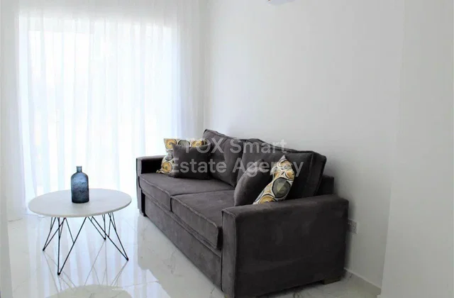 Soggiorno; luce naturale, stile moderno, pavimento in piastrelle