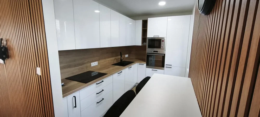 Κουζίνα; συσκευές κουζίνας, ανακαινισμένο, φυσικό φως, μοντέρνο στυλ