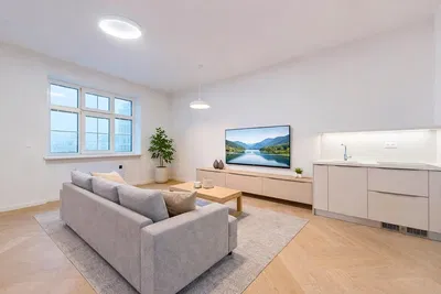 Obývací pokoj; výhled, přirozené světlo, moderní styl, dřevěná podlaha