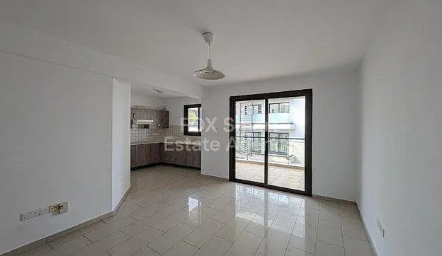 Obývací pokoj; dlažba, výhled, přirozené světlo