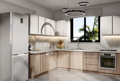 Kuchyně; kuchyňské spotřebiče, výhled, přirozené světlo, moderní styl, dlažba