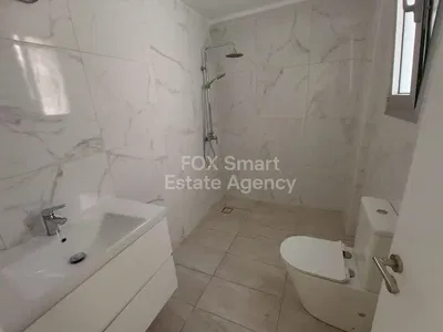 Koupelna; dlažba, po rekonstrukci, přirozené světlo