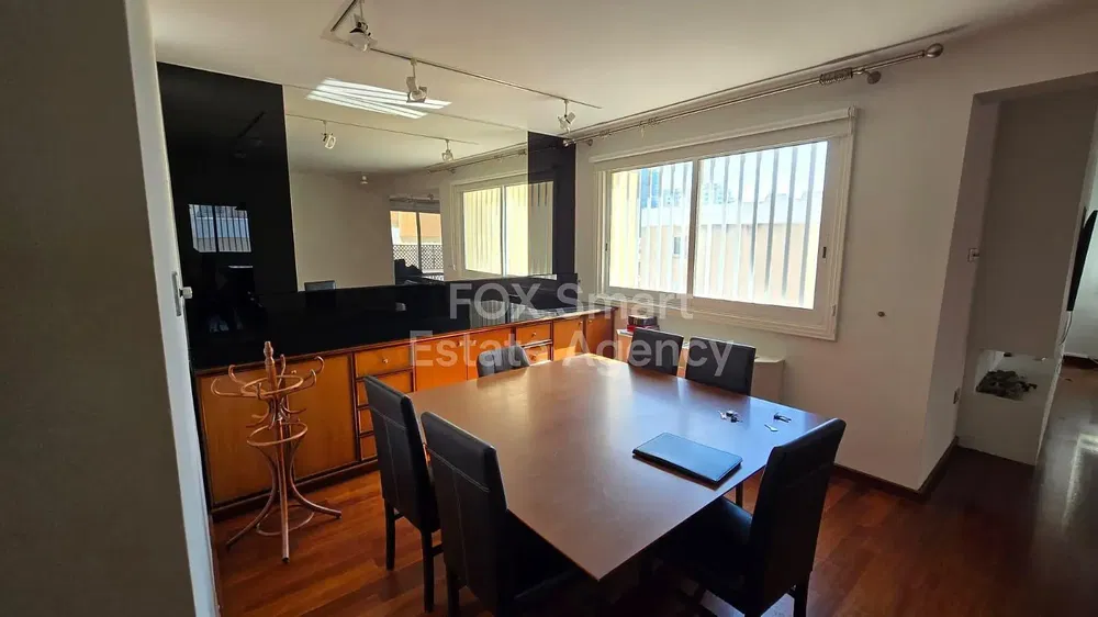 Jídelna; dřevěná podlaha, přirozené světlo