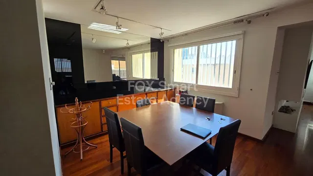 Jídelna; dřevěná podlaha, přirozené světlo