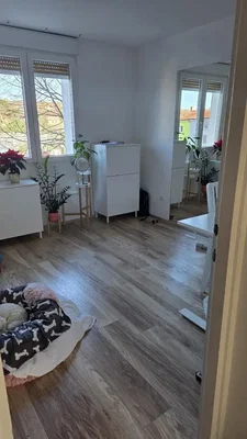 Спаваћа соба; природно светло, дрвени под