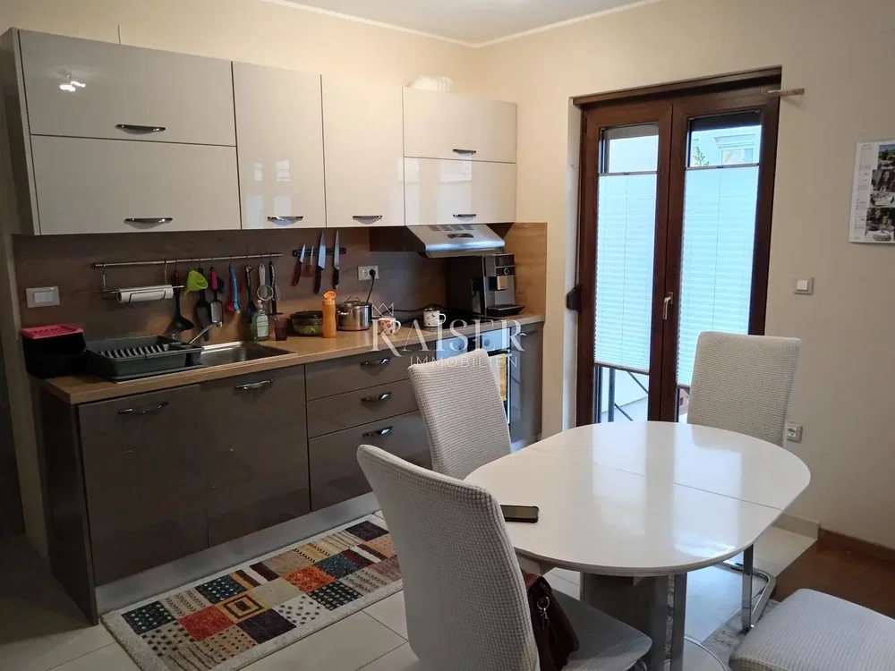 Кухиња; кухињски апарати, плочице, природно светло, модерни стил