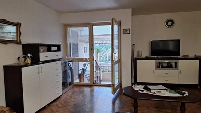 Obývací pokoj; výhled, dřevěná podlaha, přirozené světlo