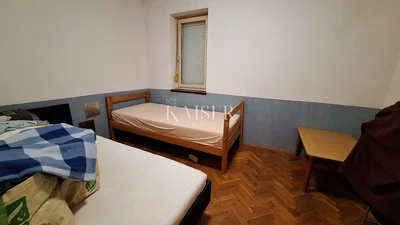 Ložnice; dřevěná podlaha, nutná rekonstrukce