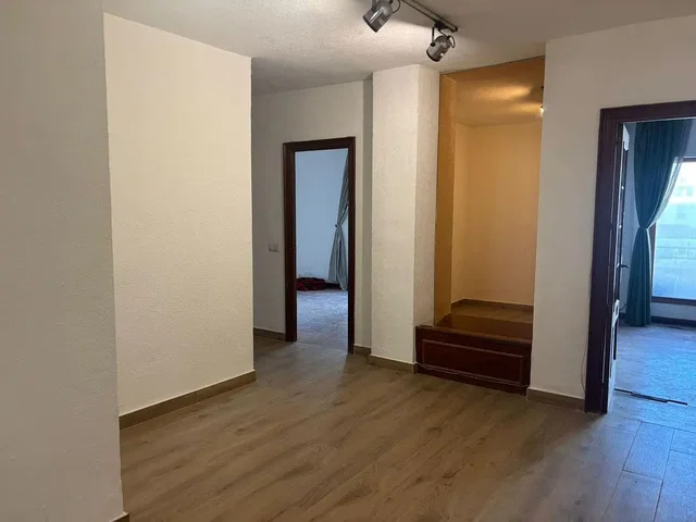 Soggiorno; pavimento in legno, luce naturale