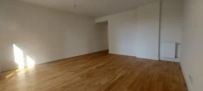 Obývací pokoj; dřevěná podlaha, přirozené světlo