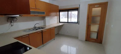 Кухиња; кухињски апарати, плочице, природно светло