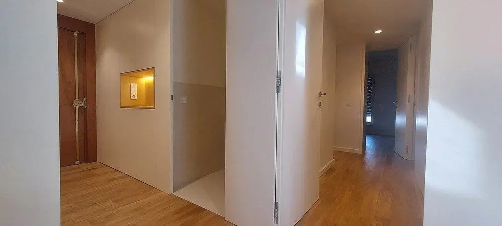 Šatna; dřevěná podlaha, přirozené světlo