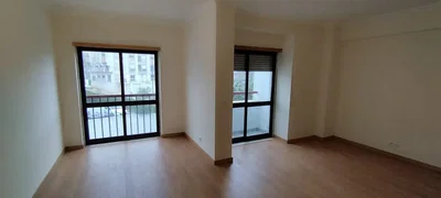 Дневна соба; поглед, дрвени под, природно светло