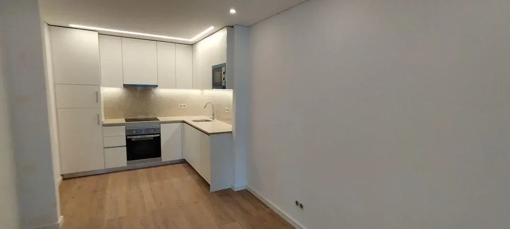 Mutfak; mutfak aletleri, doğal ışık, modern stil, ahşap zemin, tadilatlı