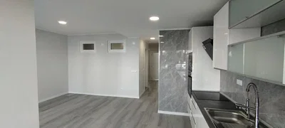 Кухиња; кухињски апарати, реновиран, дрвени под, природно светло
