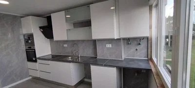 Кухиња; кухињски апарати, природно светло, модерни стил