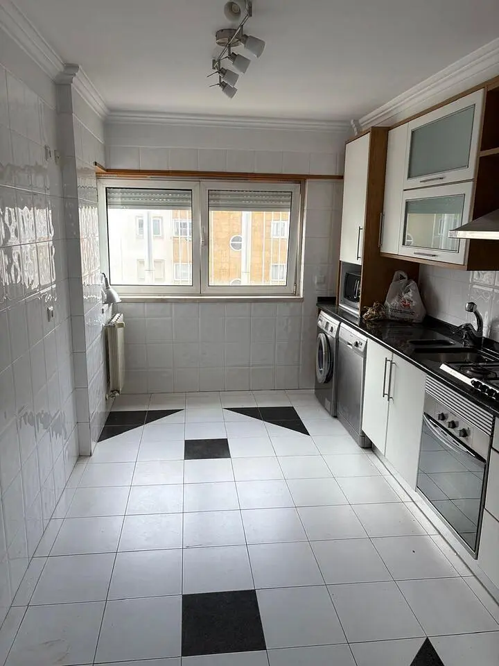 Mutfak; mutfak aletleri, fayans zemin, doğal ışık