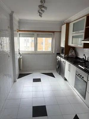 Mutfak; mutfak aletleri, fayans zemin, doğal ışık