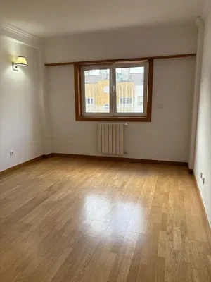 Yatak odası; manzara, ahşap zemin, doğal ışık